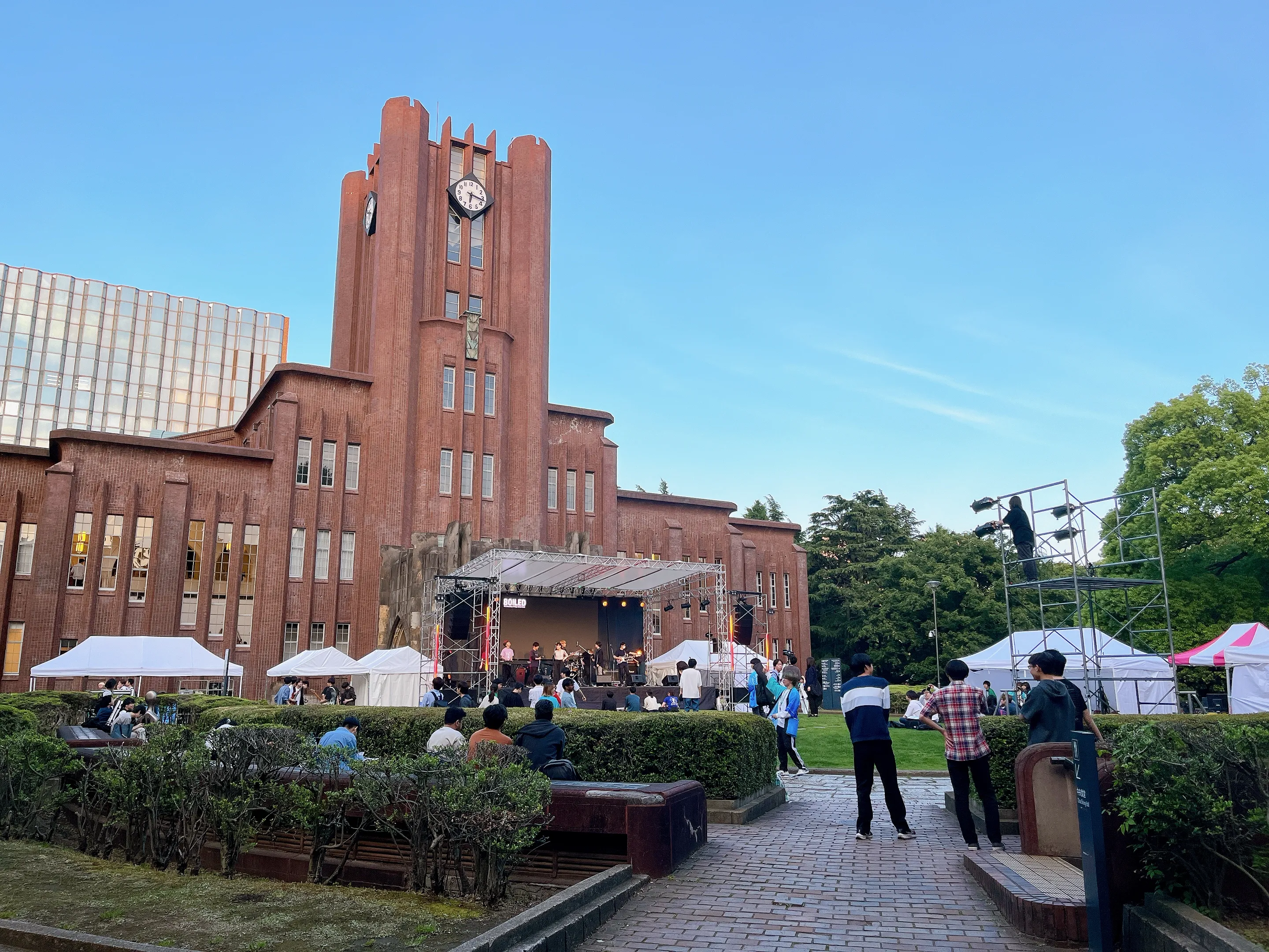 五月祭準備中の東大本郷キャンパス安田講堂前